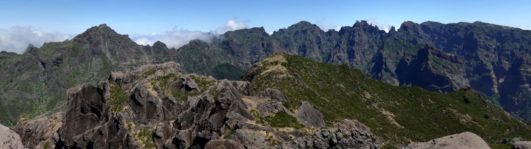 Panorama z Pico Grande - zprava Pico Jorge, Pico Ruivo, Pico Torres a Pico Arieiro